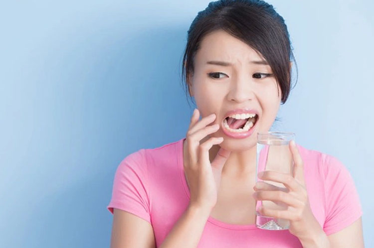 Những tác hại của tẩy trắng răng có thể bạn chưa biết Tẩy vết ố răng sai cách gây ê buốt răng