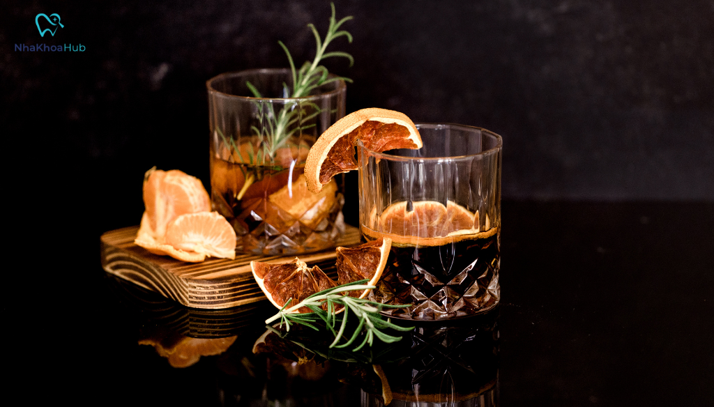 Viêm tủy răng nên ăn gì để hỗ trợ điều trị nhanh hồi phục? Nên hạn chế bia rượu bởi chúng làm giảm tiết nước bọt, tạo điều kiện cho vi khuẩn phát triển mạnh hơn trong khoang miệng