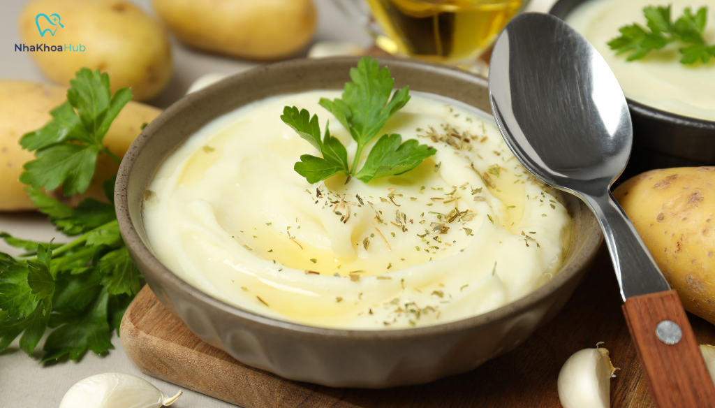 Viêm tủy răng nên ăn gì để hỗ trợ điều trị nhanh hồi phục? Luộc hoặc hấp khoai tây đến khi chín mềm rồi nghiền nhuyễn, nên ăn khi còn ấm