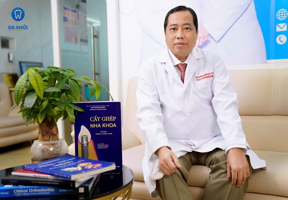 Với hơn 15 năm kinh nghiệm, bác sĩ Khởi cùng đội ngũ chuyên môn cao đã thực hiện hàng nghìn ca phục hình thành công