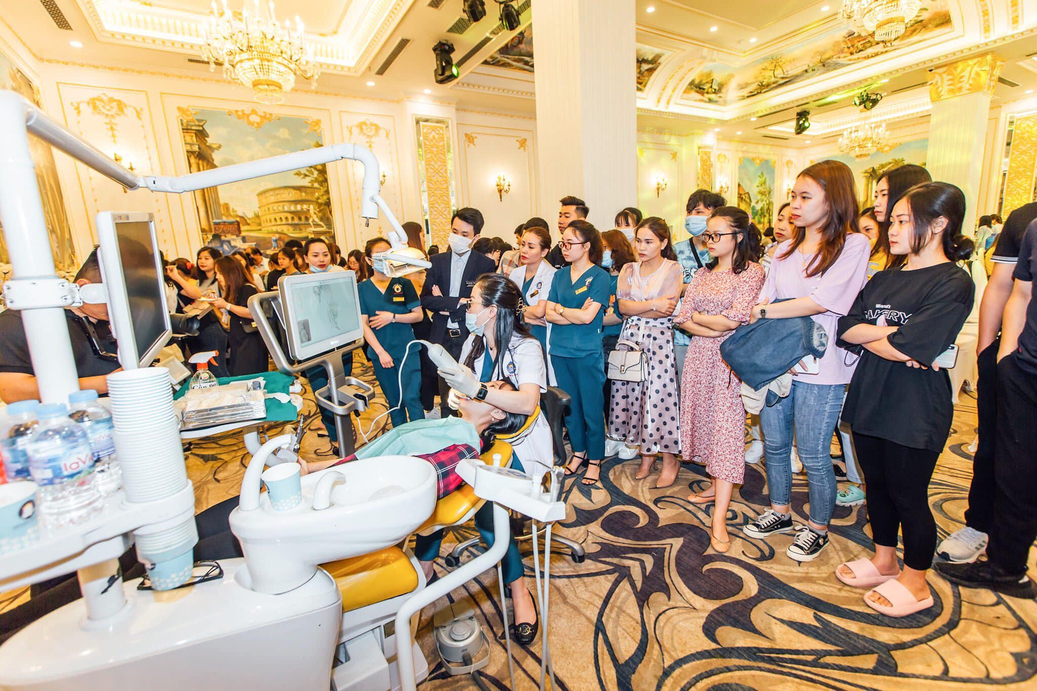 Nha khoa Răng Xinh - Địa chỉ điều trị răng miệng toàn diện tại Nghệ An Lợi thế lớn nhất khiến Răng Xinh được khách hàng tin tưởng chính là đội ngũ bác sĩ