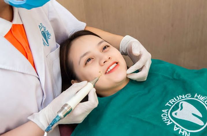 Các bác sĩ, nhân viên luôn hỗ trợ sát sao người bệnh trong quá trình điều trị và sau điều trị