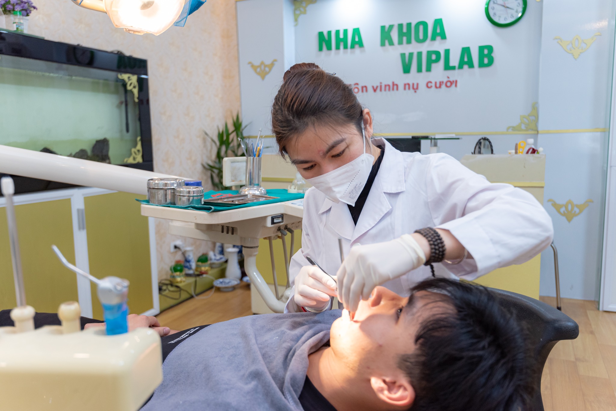 Mỗi khách hàng đều được sử dụng bộ tay khoan, gương, kẹp… riêng, đảm bảo an toàn tuyệt đối