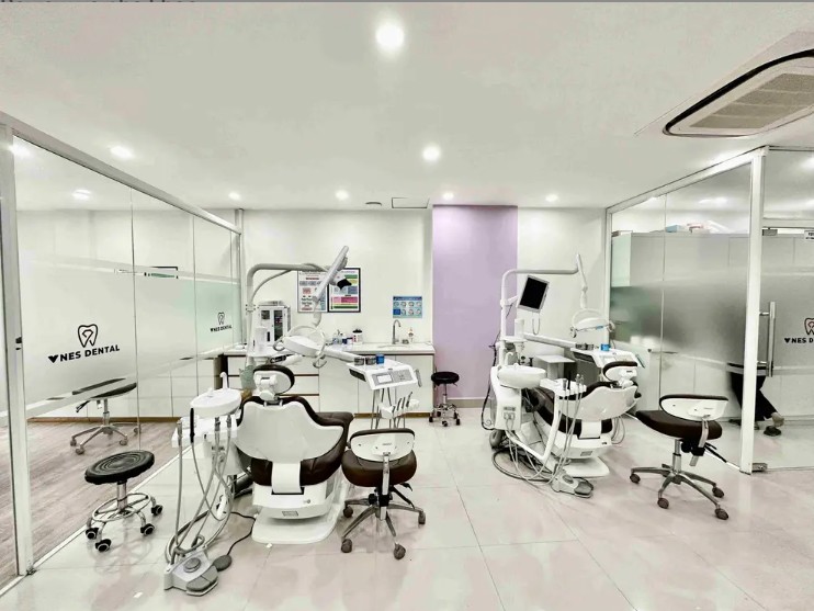Đặt lịch giữ chỗ tại nha khoa VNES nhanh chóng ngay tại đây Cơ sở vật chất đạt chuẩn quốc tế, với không gian phòng khám được thiết kế hiện đại