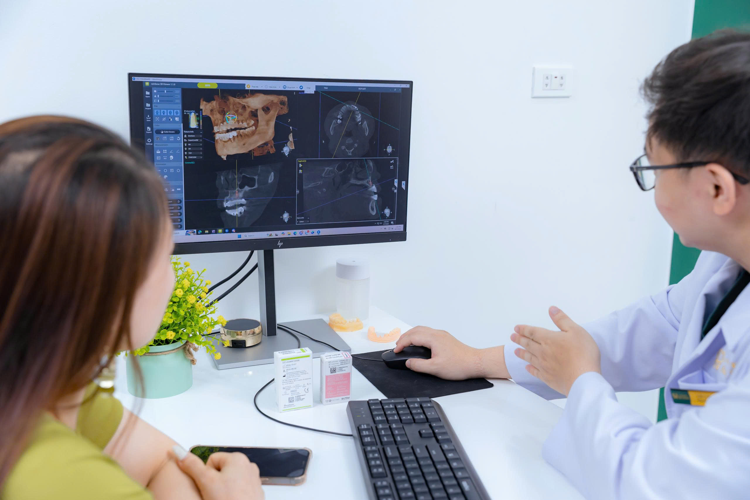 Bác sĩ sẽ lập một phác đồ điều trị chi tiết, phù hợp với tình trạng răng miệng của từng người