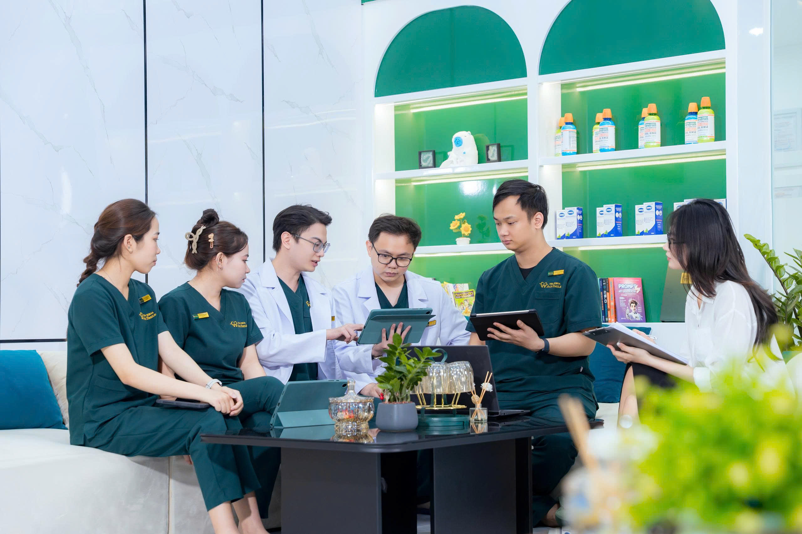 Đội ngũ bác sĩ tại nha khoa là Thạc sĩ - Bác sĩ chuyên khoa đào tạo chuyên sâu