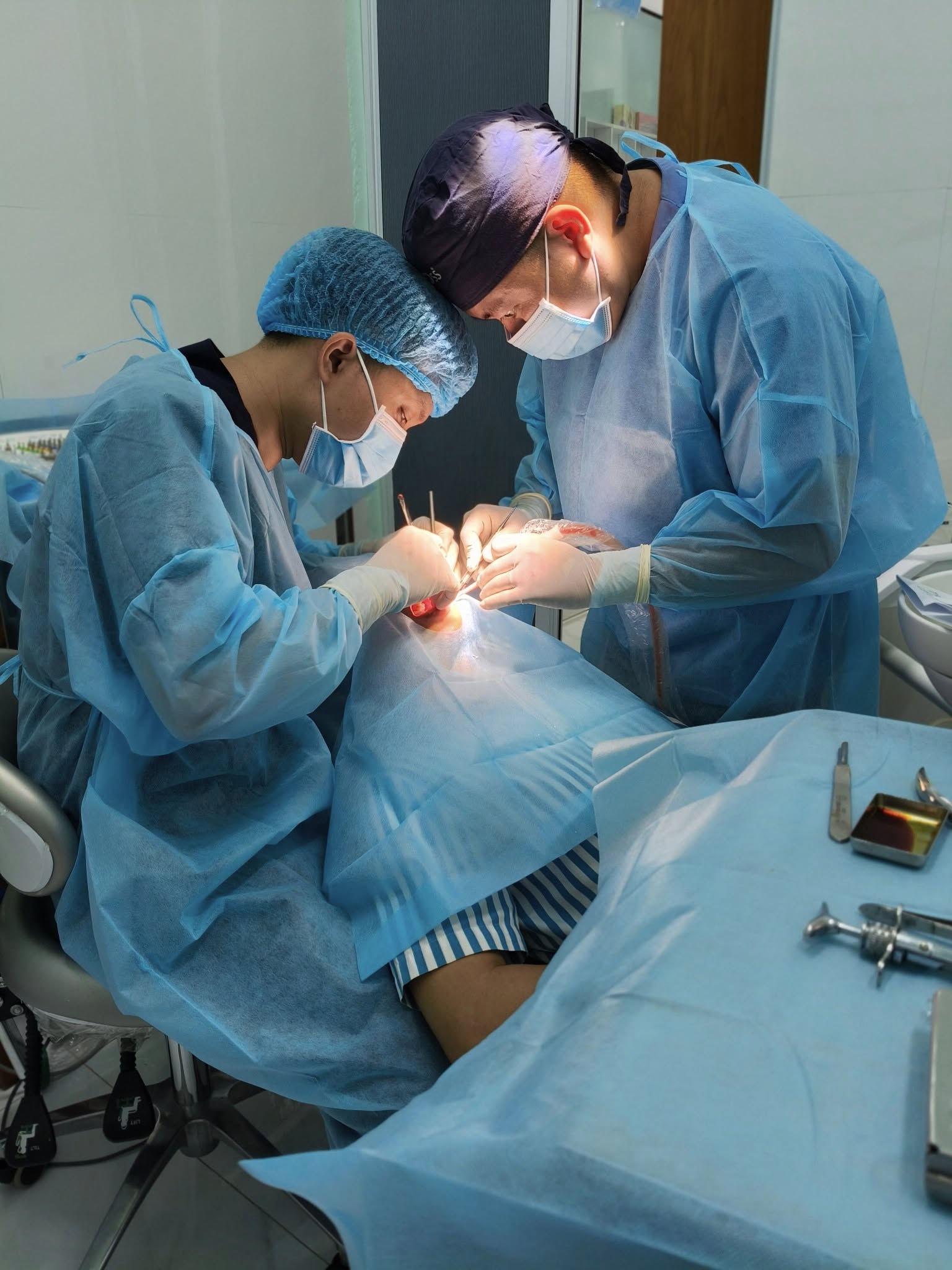 Nha khoa Hiếu Thuận nơi gửi niềm tin trao nụ cười Phòng khám liên tục theo dõi xu hướng công nghệ nha khoa toàn cầu để nâng cao chất lượng điều trị