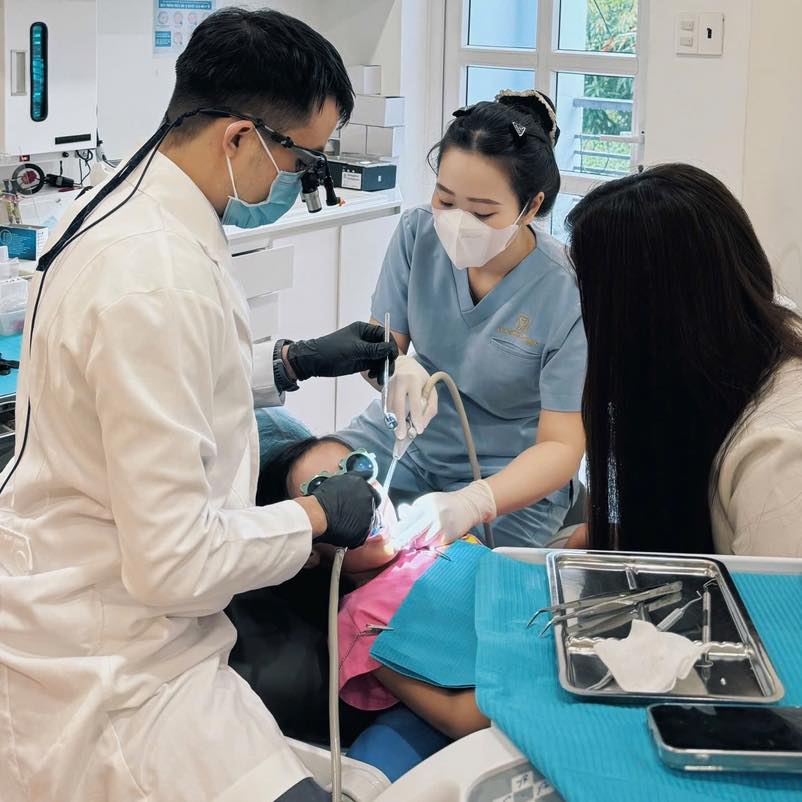 Nha khoa Lux Smile Studio: Giải pháp nha khoa an toàn thẩm mỹ Lux Smile Studio thực hiện quy trình thăm khám hệ thống, kỹ lưỡng