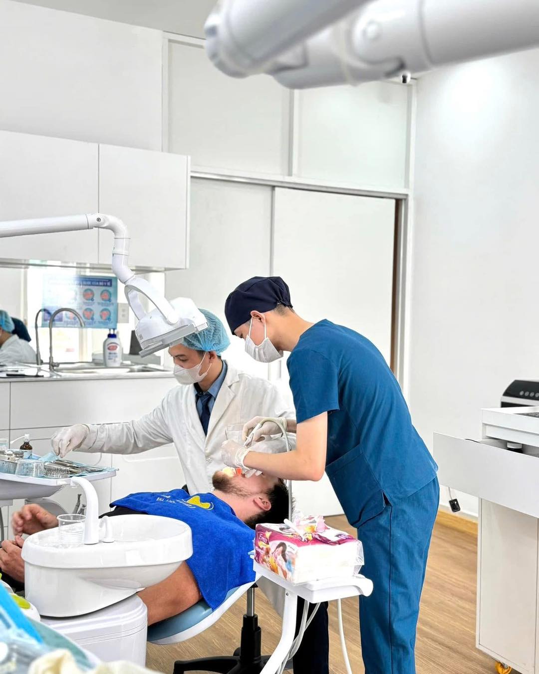 Nha khoa Masteri dẫn đầu công nghệ chăm sóc điều trị răng miệng Đội ngũ bác sĩ và nhân viên tại Masteri luôn làm việc theo tiêu chí “Chân Tâm & Trọn Đức”