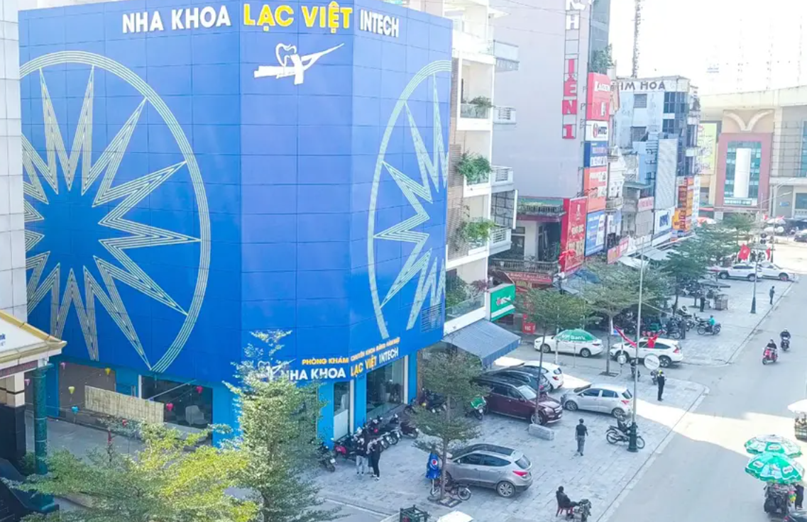Thiết kế bên ngoài nổi bật giữa khu phố