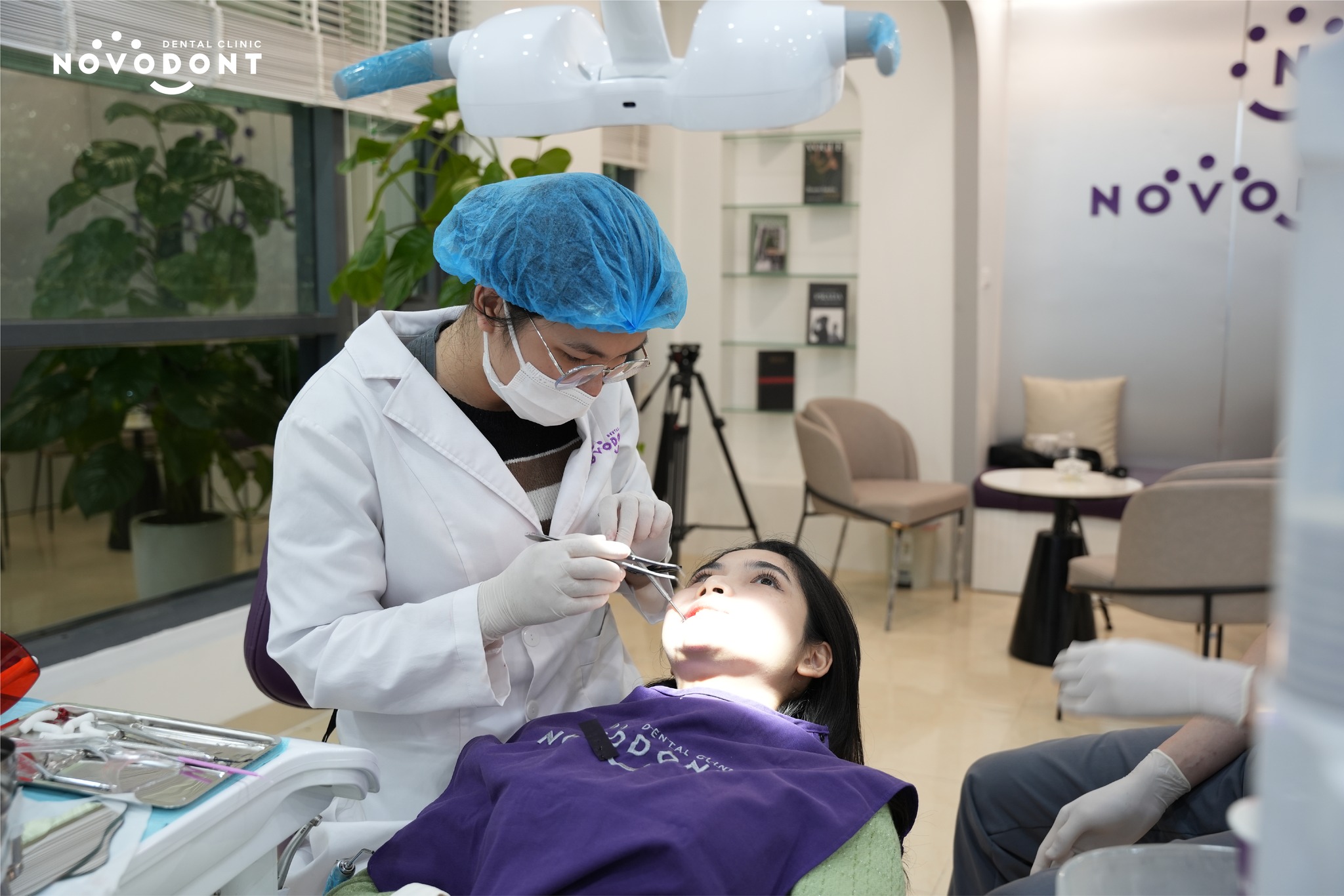 Nha khoa Novodont đi đầu công nghệ tối ưu trải nghiệm điều trị Bác sĩ thăm khám và điều trị dựa trên tiêu chuẩn là sự tận tâm, chuyên nghiệp, thân thiện và ứng dụng công nghệ 4.0