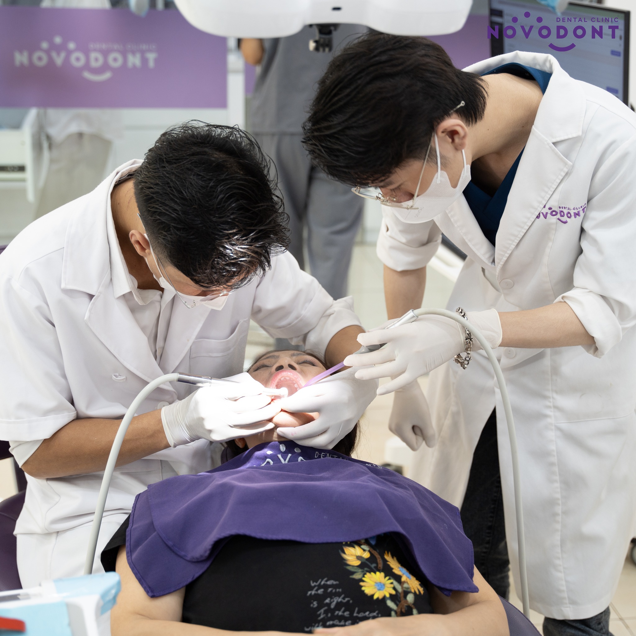 Nha khoa Novodont đi đầu công nghệ tối ưu trải nghiệm điều trị Bác sĩ thăm khám và làm răng sứ thẩm mỹ cho chị Nga