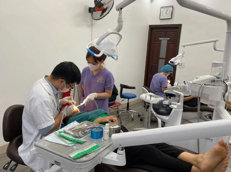 Top 5 nha khoa Phú Xuyên nổi bật về dịch vụ và chất lượng Sen Smile do bác sĩ Hoàng Tùng trực tiếp dẫn dắt chuyên môn