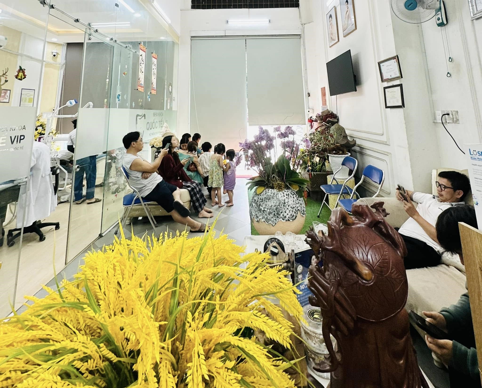 Nha khoa Quốc tế Vip: Chăm sóc răng miệng cao cấp cho mọi nhà Nha khoa Quốc tế Vip mang giải pháp thẩm mỹ và phục hình răng bền bỉ phù hợp với mọi khách hàng