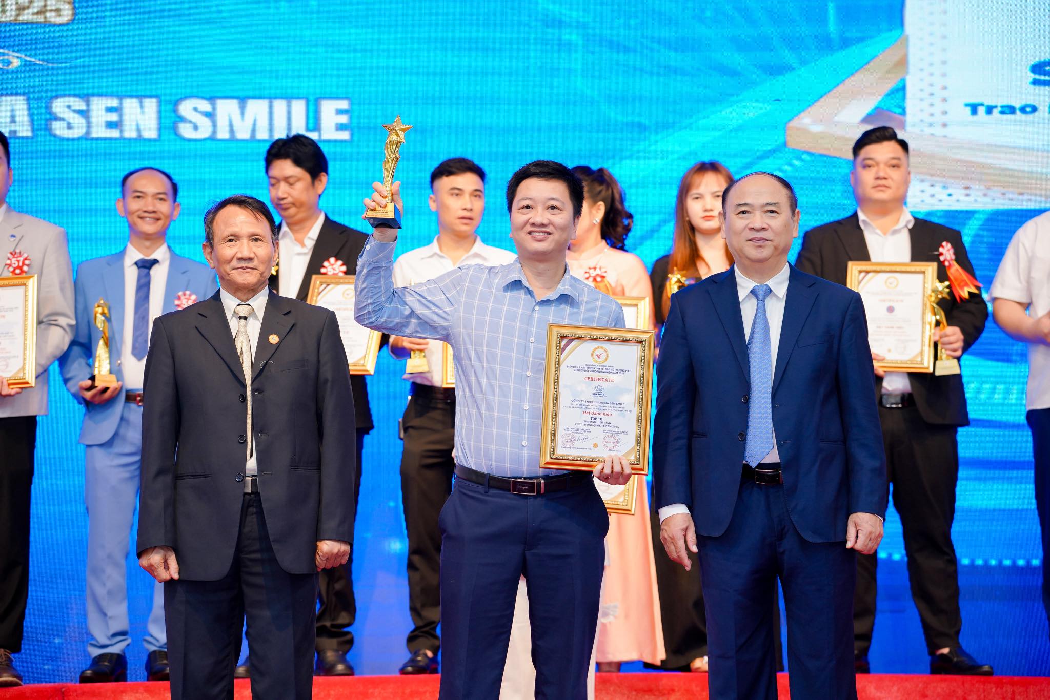 Nha khoa Sen Smile dẫn đầu chất lượng điều trị từ tâm và uy tín Nha khoa vinh dự lọt Top 10 Thương hiệu vàng chất lượng quốc tế 2025