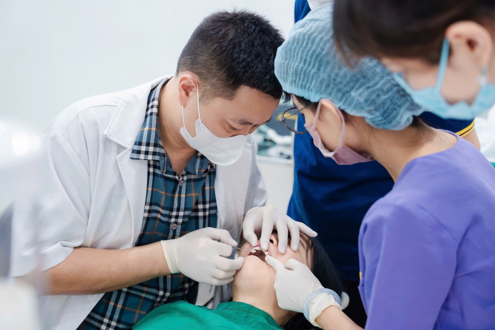 Nha khoa Sen Smile dẫn đầu chất lượng điều trị từ tâm và uy tín Bác sĩ Hoàng Văn Tùng - Chuyên gia cấy ghép Implant tại Sen Smile