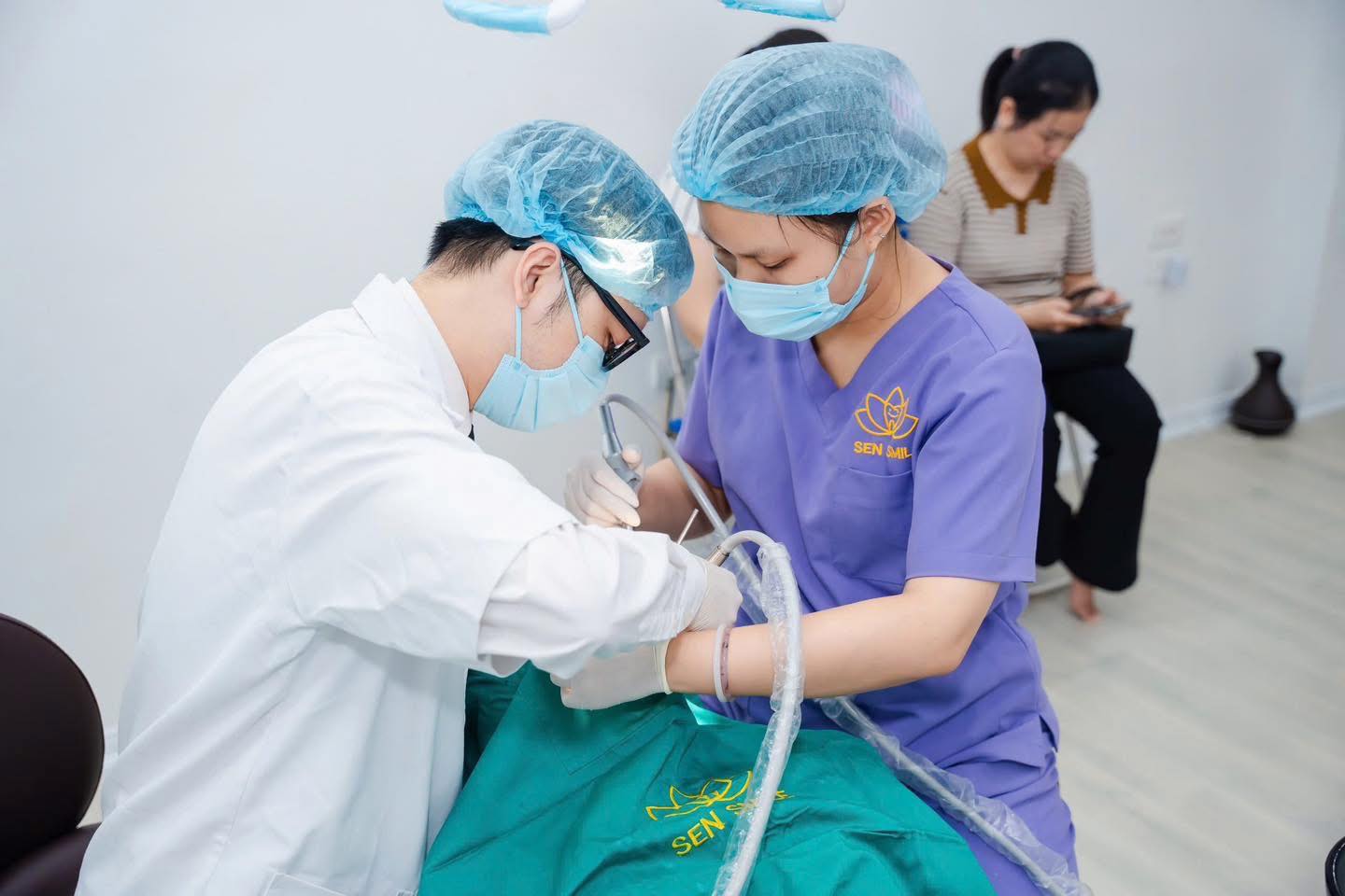 Nha khoa Sen Smile dẫn đầu chất lượng điều trị từ tâm và uy tín Phòng khám sạch sẽ, hiện đại mang lại cảm giác thoải mái cho người bệnh