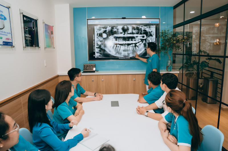 Nha khoa Tâm Như: Nơi y đức và chuyên môn tạo nên uy tín Bác sĩ kiểm tra kỹ lưỡng tình trạng răng, xương hàm và đưa ra phương pháp trồng răng phù hợp