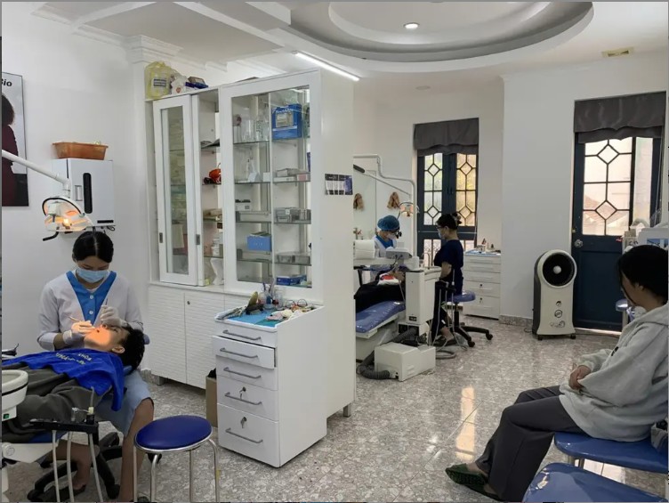 Nha khoa Thái Dương: Bảng giá, dịch vụ & review chi tiết Khách hàng đến Nha khoa Thái Dương thực hiện dịch vụ đa dạng