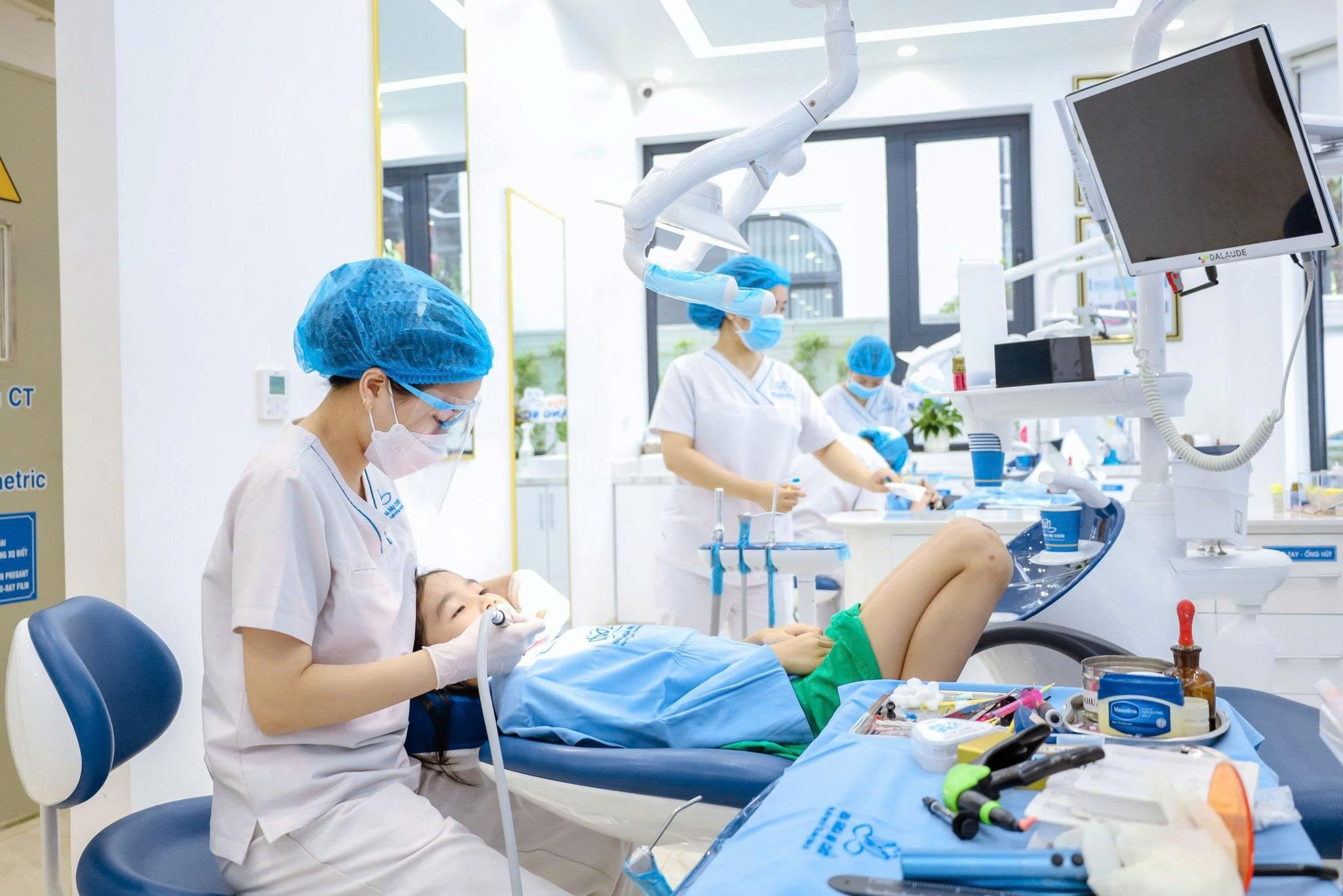 Các bác sĩ tận tâm, theo dõi sát sao người bệnh