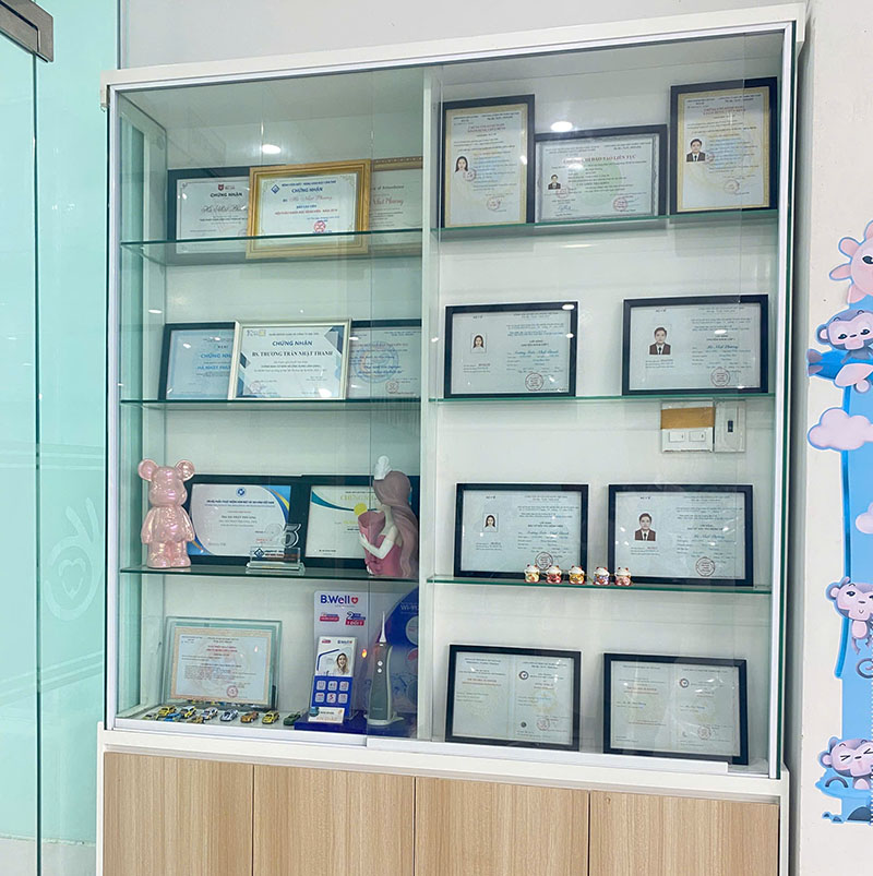 Bác sĩ sở hữu các bằng cấp, chứng chỉ chuyên môn nổi bật thể hiện chuyên môn xuất sắc