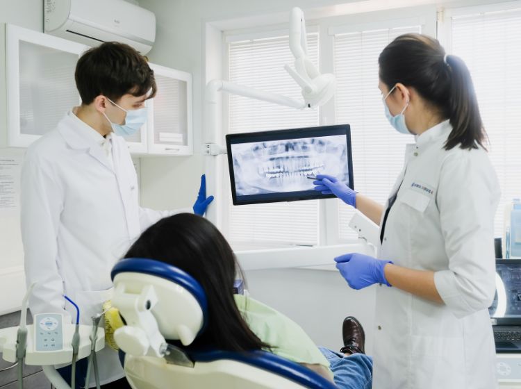 Tất tần tật những điều bạn cần biết về niềng răng 1 hàm Chụp X-quang giúp nha sĩ quan sát rõ tình trạng của răng
