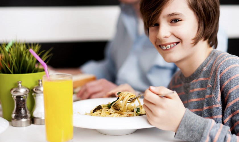 Trong quá trình niềng, bệnh nhân cần tránh các thực phẩm quá cứng, giòn hoặc dính có thể làm hỏng mắc cài hoặc làm lệch dây cung