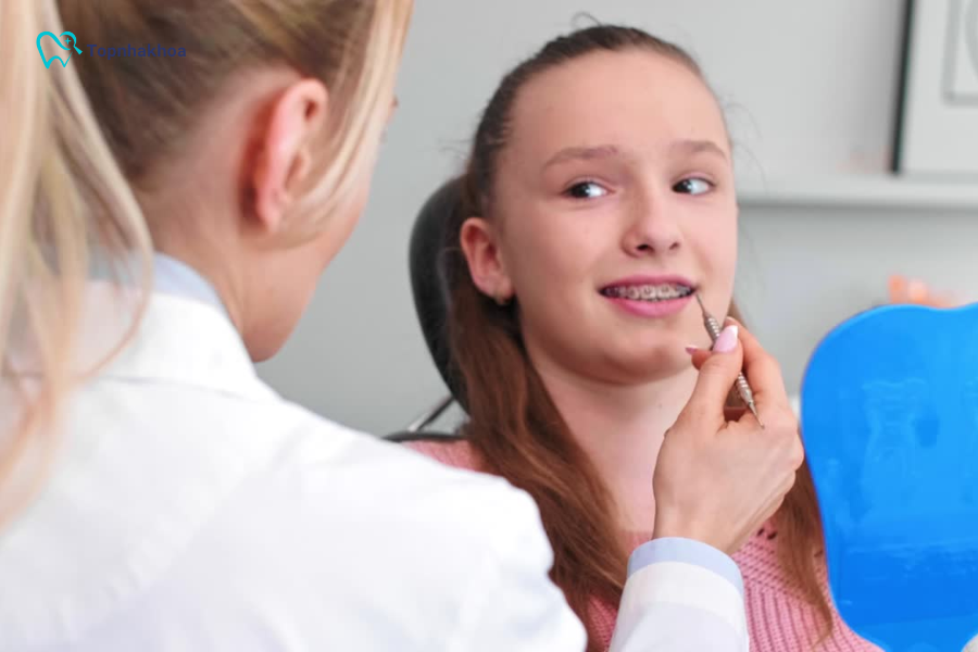 Răng giả có niềng được không? Cách xử lý khi muốn chỉnh nha Nếu có dấu hiệu đau nhức kéo dài, bung mắc cài hoặc nứt mão sứ, cần đến nha khoa sớm để xử lý ngay