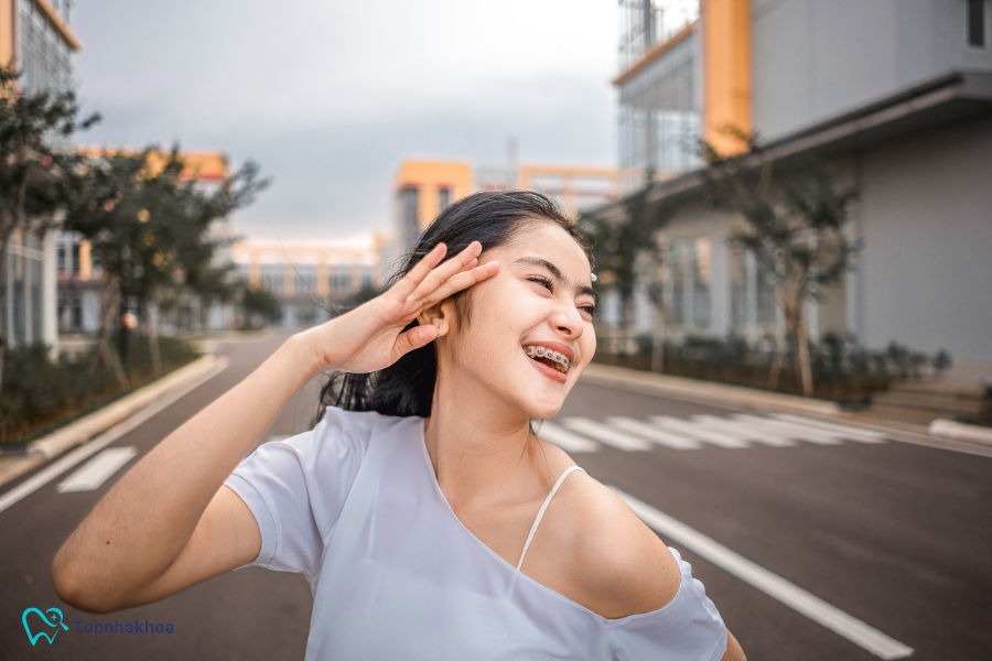 Sự khác biệt không chỉ nằm ở hàm răng đều đặn, nụ cười tự tin mà còn ở những thay đổi tích cực về cấu trúc khuôn mặt