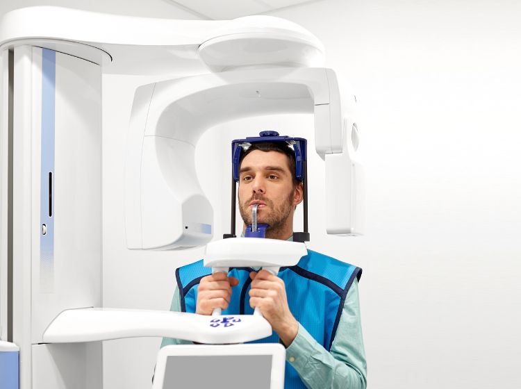 Giải đáp thắc mắc: Xương hàm mỏng có niềng răng được không? Chụp X-quang đánh giá chính xác tình trạng răng hàm của người bệnh