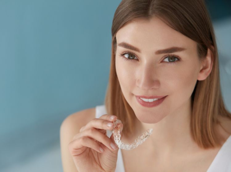 Giải đáp thắc mắc: Xương hàm mỏng có niềng răng được không? Sử dụng khay niềng răng trong suốt giúp răng di chuyển đến vị trí phù hợp