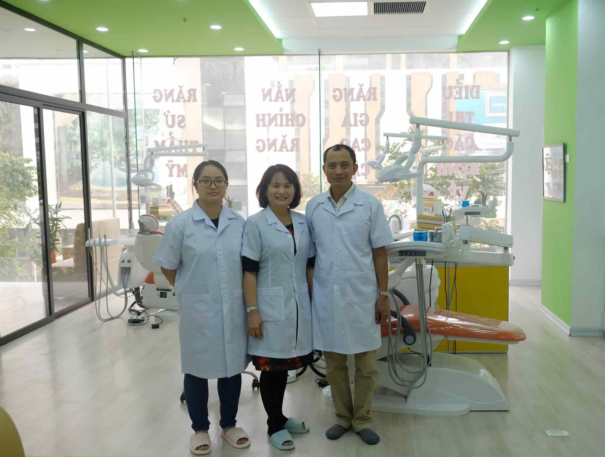 Đội ngũ y bác sĩ luôn lắng nghe khách hàng, giải thích cặn kẽ tình trạng bệnh lý và đưa ra phương án điều trị phù hợp