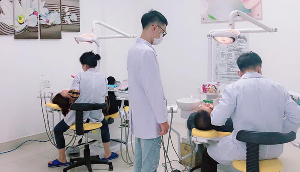 Gợi ý các nha khoa ở Tiên Lãng được đánh giá cao Không gian phòng khám được thiết kế theo phong cách gần gũi, tạo cảm giác thoải mái cho cả người lớn lẫn trẻ nhỏ