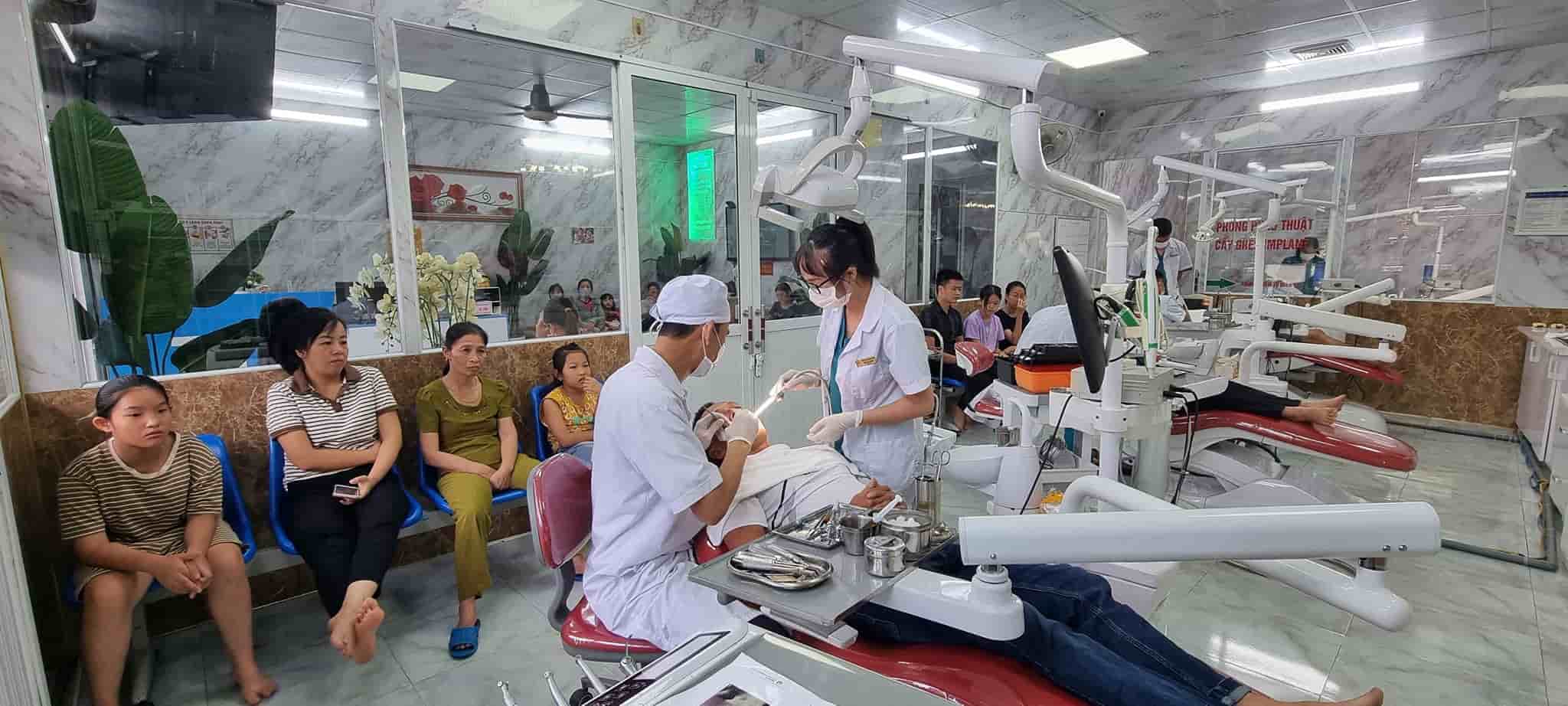 Phòng khám cung cấp đa dạng các dòng sứ từ phổ thông đến cao cấp, đáp ứng nhu cầu và khả năng tài chính của nhiều khách hàng