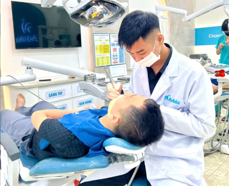 Nha khoa Adela: Điểm hẹn của nụ cười tự tin và hiện đại Bác sĩ tiến hành nhổ răng nhanh chóng và nhẹ nhàng