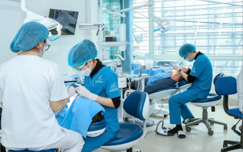 Các bác sĩ tại nha khoa Nụ Cười Các được đào tạo chuyên sâu về chỉnh nha, implant và thẩm mỹ