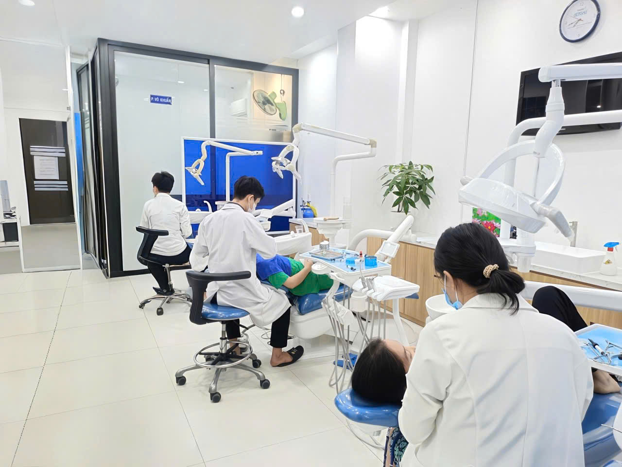 Nha khoa Nguyên Chương nổi tiếng bởi dịch vụ uy tín với giá tốt Nguyên Chương còn đặc biệt chú trọng đầu tư vào hệ thống cơ sở vật chất hiện đại