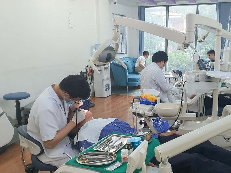 Phòng khám phát triển các dịch vụ bọc răng sứ thẩm mỹ, dán sứ veneer và cấy ghép Implant
