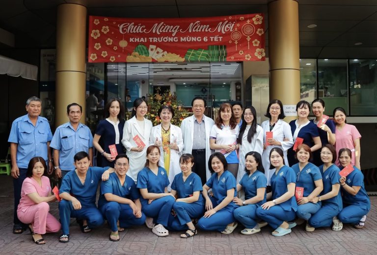 Gợi ý các nha khoa ở phường Nhiêu Lộc được đánh giá cao Đội ngũ bác sĩ tại nha khoa Vạn Hạnh thường xuyên tham gia các khóa đào tạo, hội thảo trong và ngoài nước để cập nhật công nghệ mới