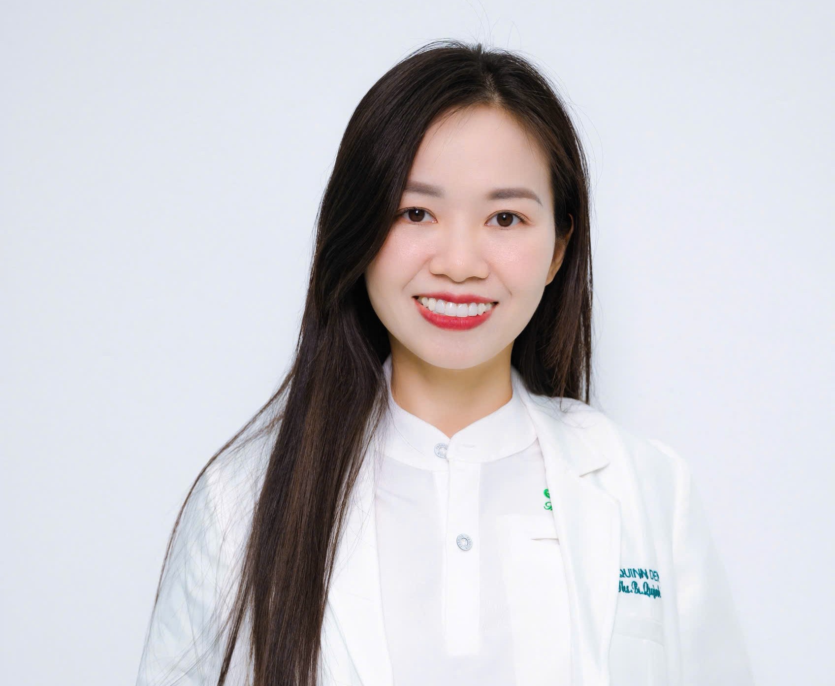 Nha khoa QUINN Dental: Nơi nụ cười tỏa sáng như kim cương ThS.BS Hoàng Quỳnh Trang - nhà sáng lập và trực tiếp dẫn dắt chuyên môn tại nha khoa