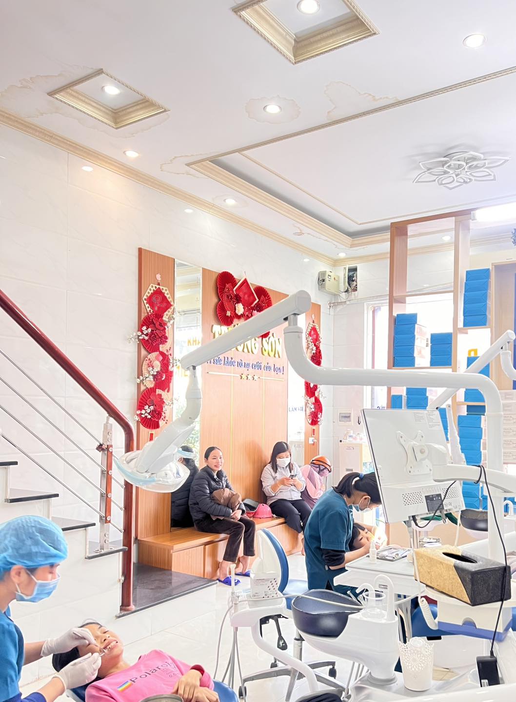 Nha khoa Trường Sơn: Lựa chọn thông minh cho nụ cười khỏe đẹp Phòng khám tin rằng một môi trường thân thiện sẽ giúp khách hàng giảm bớt căng thẳng khi thăm khám và điều trị
