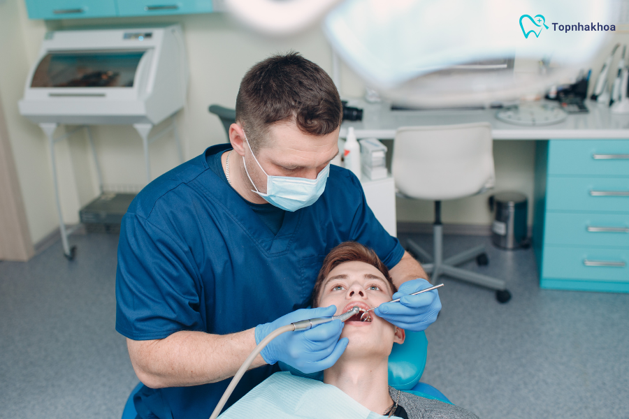 Bác sĩ sẽ kiểm soát lực dịch chuyển hợp lý để hạn chế tụt nướu, đồng thời điều chỉnh điểm tiếp xúc răng để giảm nguy cơ hình thành tam giác đen