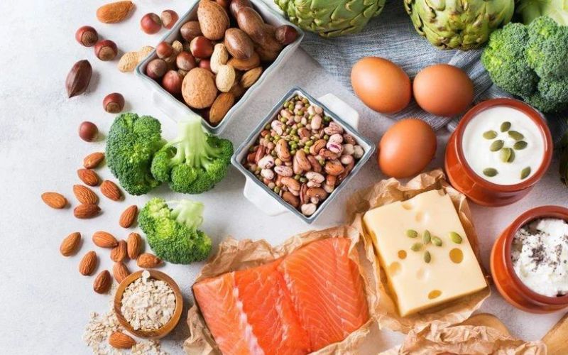 Người trồng răng nên điều chỉnh chế độ ăn phù hợp với từng giai đoạn hồi phục để đạt kết quả tối ưu
