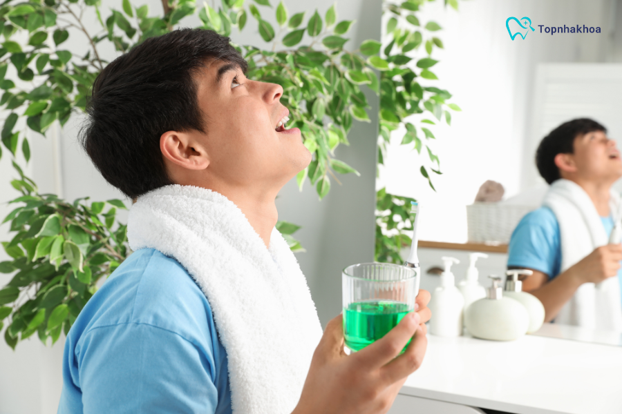 Sau khi đánh răng, nên súc miệng với dung dịch có chứa Fluoride để tăng cường men răng và giảm ê buốt