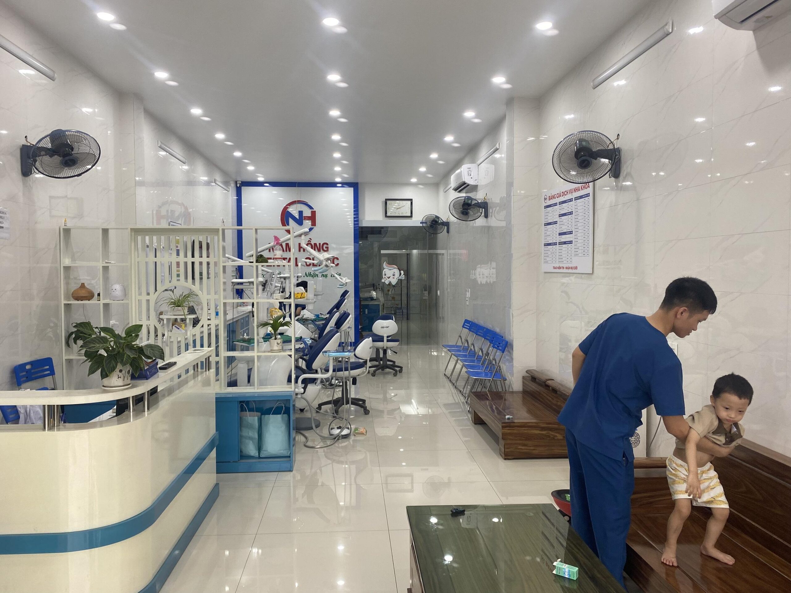 Phòng khám được thiết kế sáng sủa, hiện đại với không gian mở, tạo cảm giác thân thiện và gần gũi