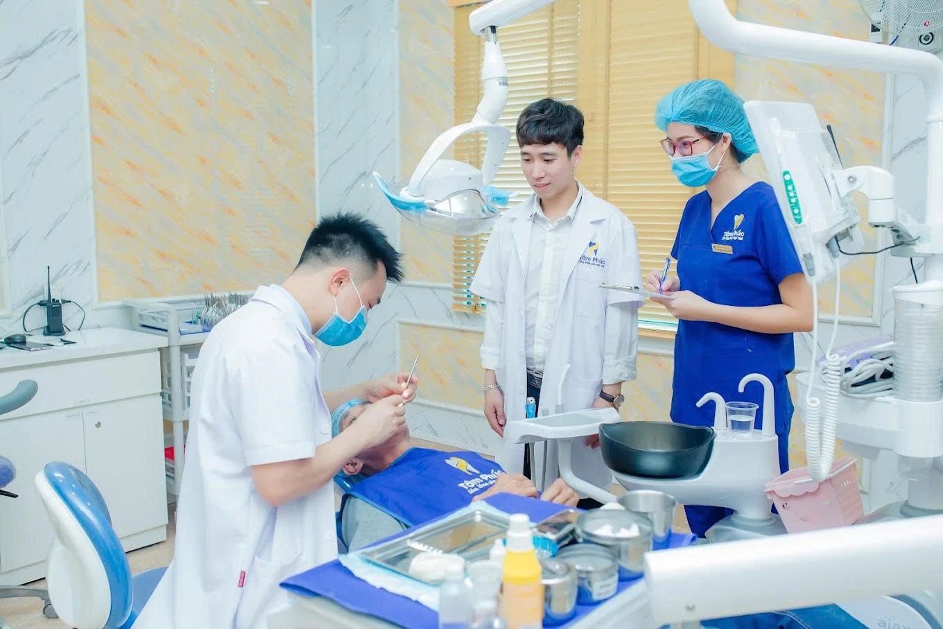 Tâm Phúc gây ấn tượng bởi cách bác sĩ tư vấn chi tiết giúp bệnh nhân hiểu rõ từng lựa chọn điều trị