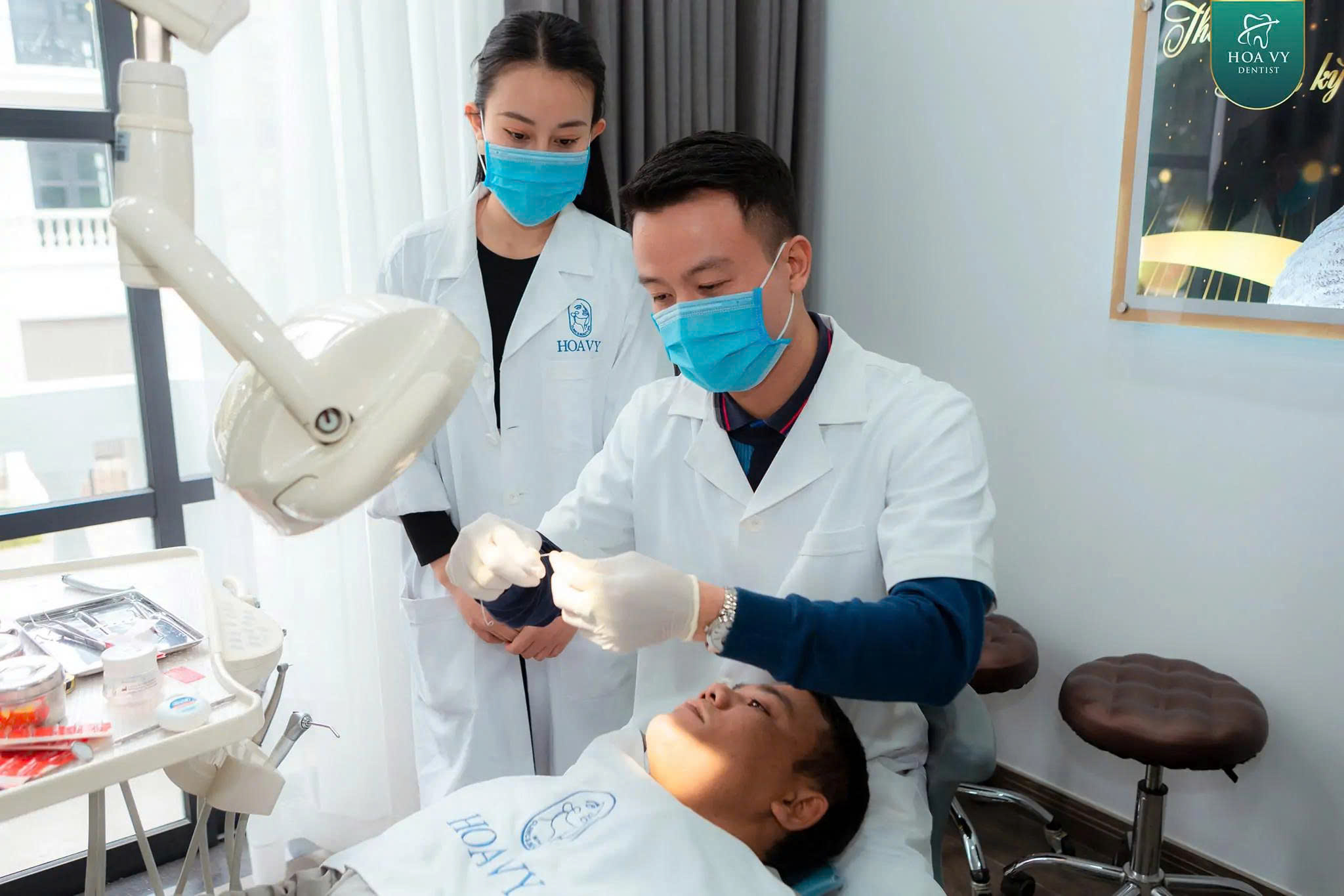 Hoa Vy có chính sách bảo hành rõ ràng cho các dịch vụ bọc sứ, implant, đồng thời hỗ trợ đặt lịch hẹn linh hoạt