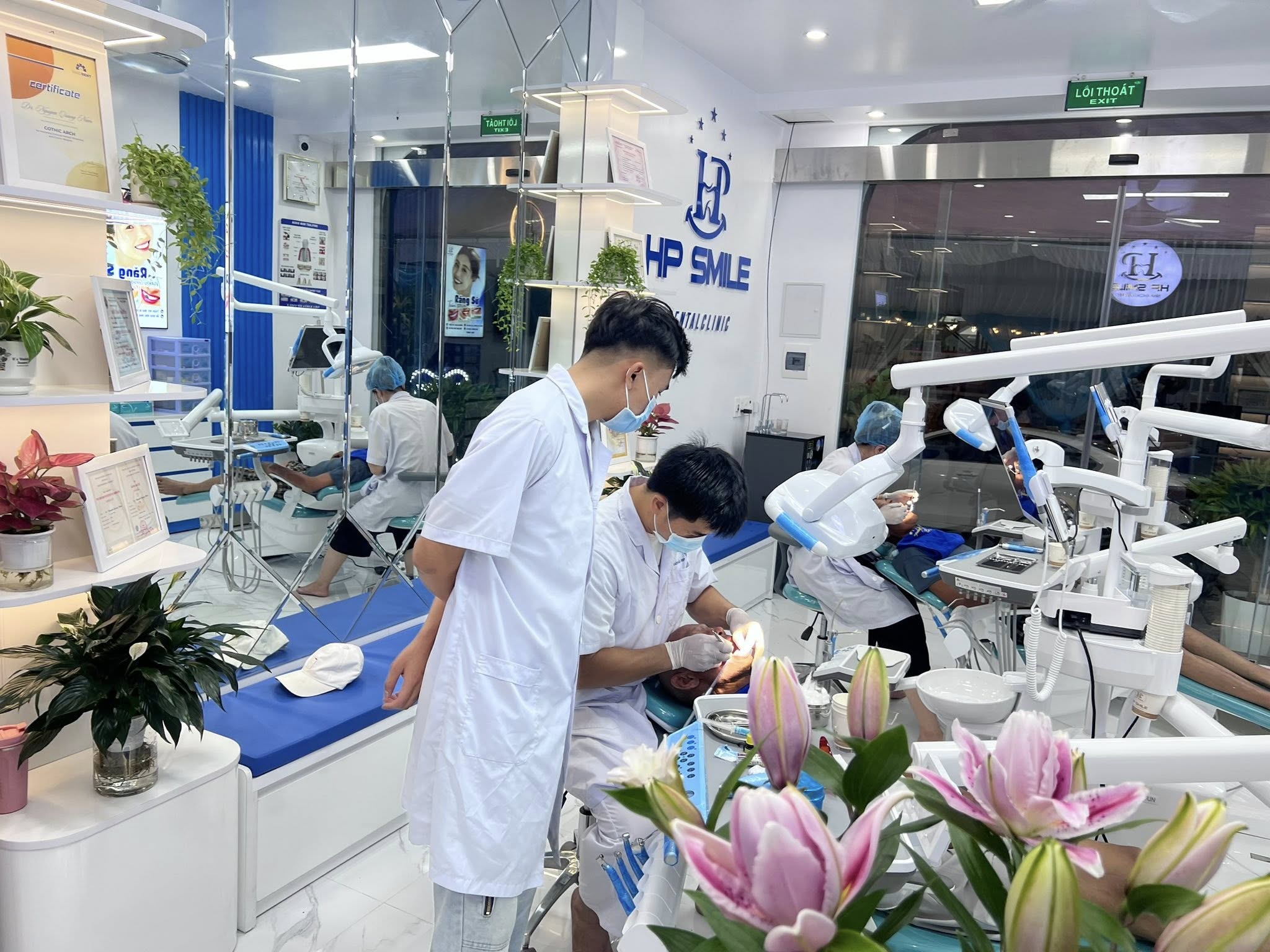 Không gian phòng khám cũng được thiết kế theo phong cách hiện đại, trẻ trung, tạo cảm giác gần gũi với khách hàng trẻ tuổi