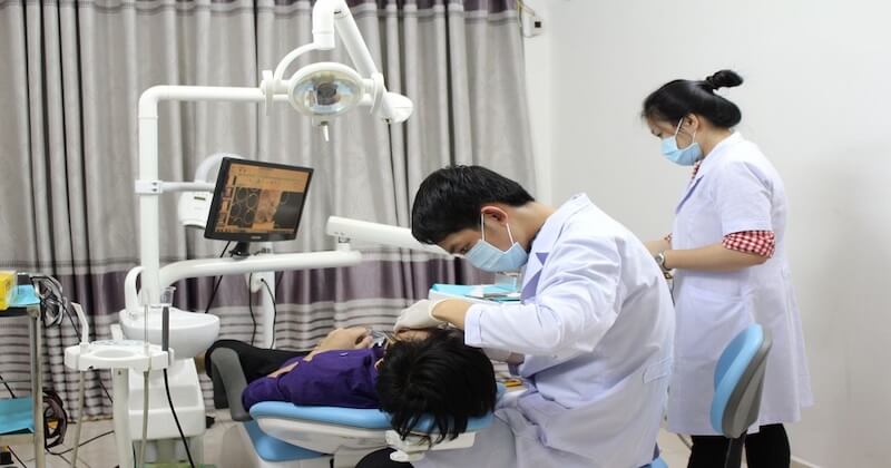 Dịch vụ chính của Nha khoa Xuân Chiến gồm khám và tư vấn răng miệng, điều trị các bệnh lý từ cơ bản đến chuyên sâu