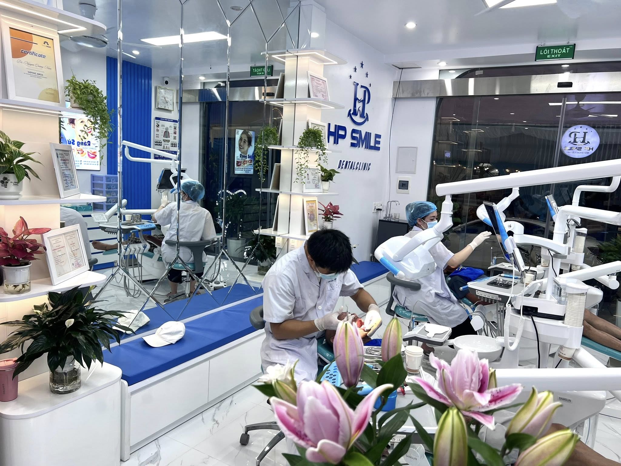 Không gian được thiết kế sáng sủa, thân thiện, máy móc được đầu tư đồng bộ, hiện đại